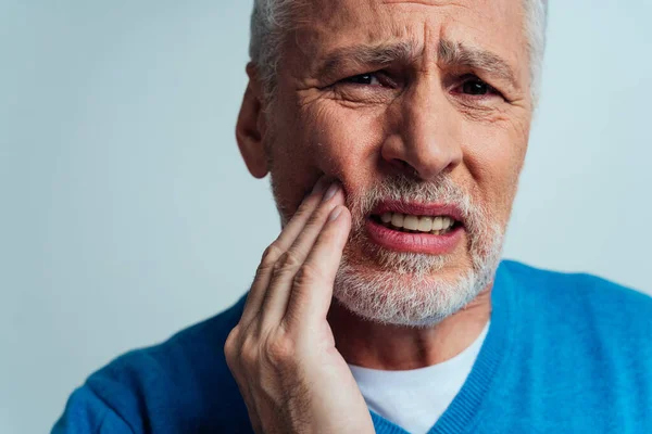 Guapo Mayor Aislado Sobre Fondo Gris Viejo Sintiendo Dolor Concepto — Foto de Stock