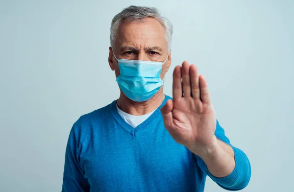 Bonito Idoso Isolado Fundo Cinza Velho Com Máscara Médica Conceito — Fotografia de Stock