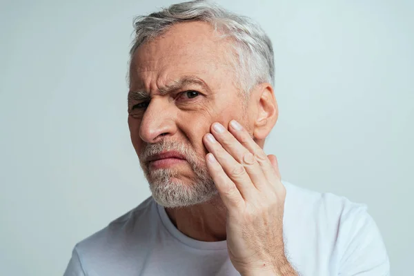 Guapo Mayor Aislado Sobre Fondo Gris Concepto Sobre Tercera Edad — Foto de Stock