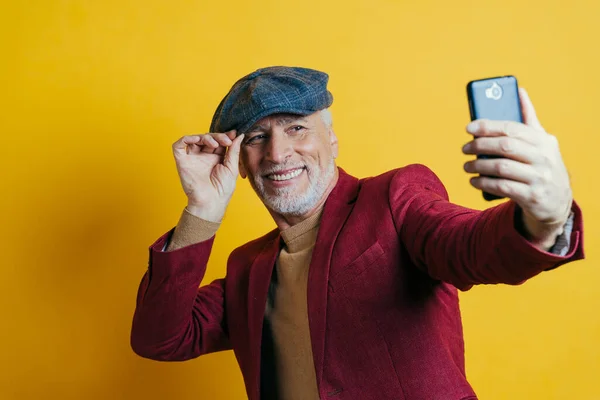 Schöne Ältere Mann Posiert Auf Einem Fotoshooting — Stockfoto