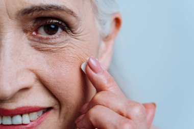 Fotoşoplama üzerinde poz veren güzel bir son sınıf kadını. Yaşam tarzı ve kıdem kavramı
