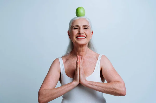 Seniorin Beim Einkaufen — Stockfoto