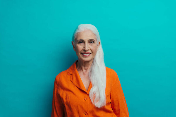 Красивая пожилая женщина позирует на фотосессии. Концепция образа жизни и старшинства