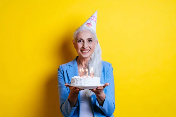 Schöne Seniorin Posiert Beim Fotoshooting Konzept Lebensstil Und Dienstalter — Stockfoto