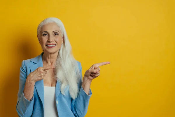 Wanita Senior Cantik Berpose Photoshooting Konsep Tentang Gaya Hidup Dan — Stok Foto