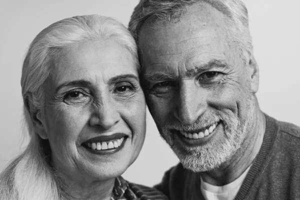 一对快乐的老夫妇在摄影棚摆姿势拍照 人生观和资历 — 图库照片