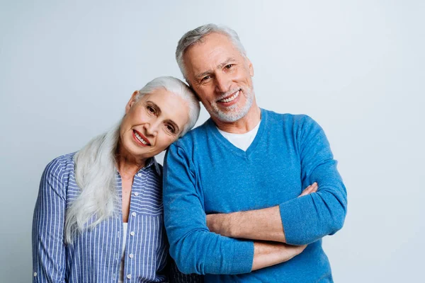 Casal Sénior Feliz Posando Num Estúdio Para Fotografar Conceito Sobre — Fotografia de Stock