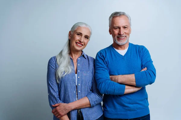Glückliches Senioren Paar Posiert Einem Studio Für Ein Fotoshooting Konzept — Stockfoto
