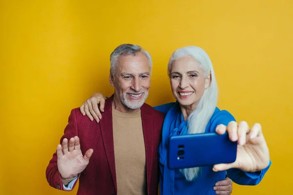 Casal Sénior Feliz Posando Num Estúdio Para Fotografar Conceito Sobre — Fotografia de Stock