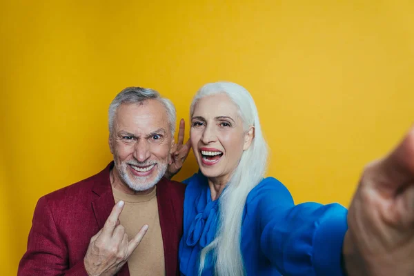 Pasangan Senior Yang Berpose Studio Untuk Pemotretan Konsep Tentang Lifetsyle — Stok Foto