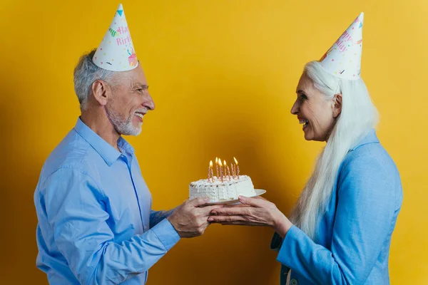 Hermosa Pareja Ancianos Posando Una Sesión Fotos Concepto Sobre Estilo — Foto de Stock