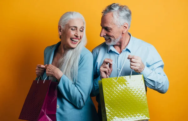 Casal Sénior Feliz Posando Num Estúdio Para Fotografar Conceito Sobre — Fotografia de Stock