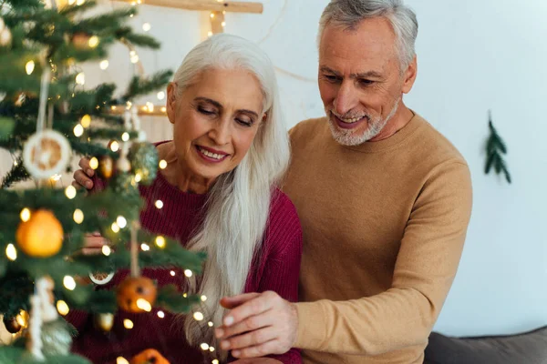 Casal Sênior Feliz Fazendo Árvore Natal Dentro Sua Casa Preparando — Fotografia de Stock