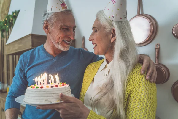 Glad Senior Par Livsstilsstunder Inne Deras Vackra Lantliga Hus — Stockfoto