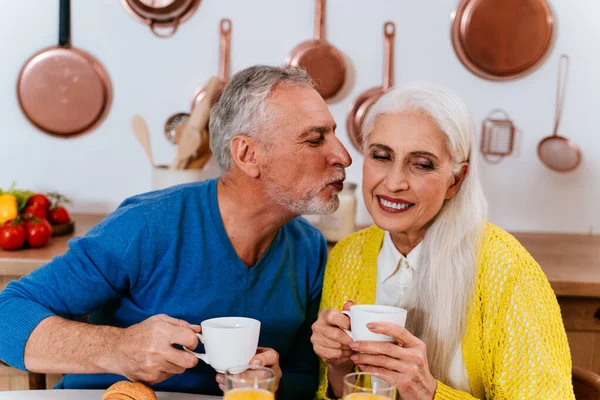 Feliz Casal Sênior Momentos Estilo Vida Dentro Sua Bela Casa — Fotografia de Stock