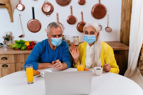 Feliz Casal Sênior Momentos Estilo Vida Dentro Sua Bela Casa — Fotografia de Stock