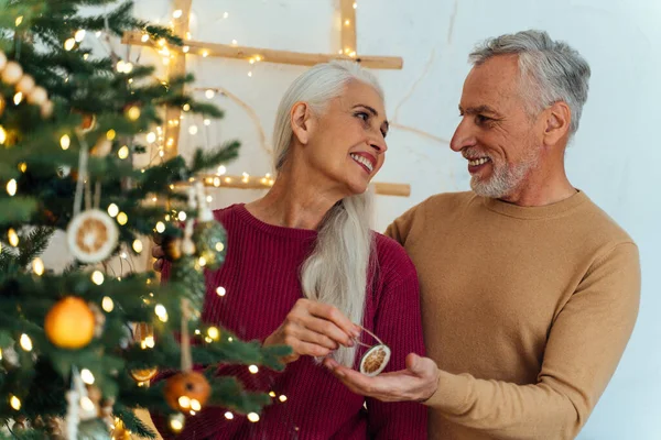 Feliz Pareja Ancianos Haciendo Árbol Navidad Dentro Casa Preparándose Para — Foto de Stock