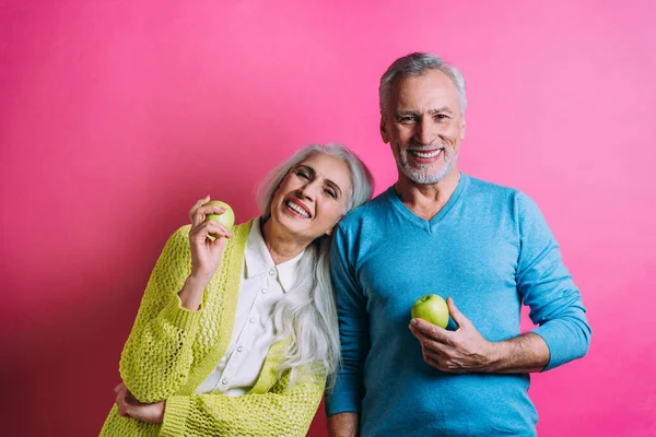 Casal Sénior Feliz Posando Num Estúdio Para Fotografar Conceito Sobre — Fotografia de Stock