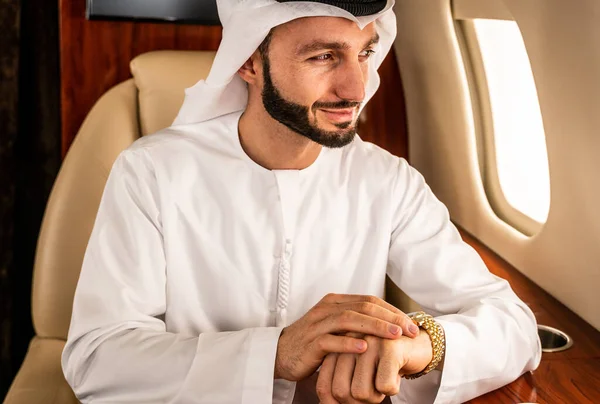 Uomo Arabo Che Indossa Kandora Stile Emirati Che Vola Jet — Foto Stock