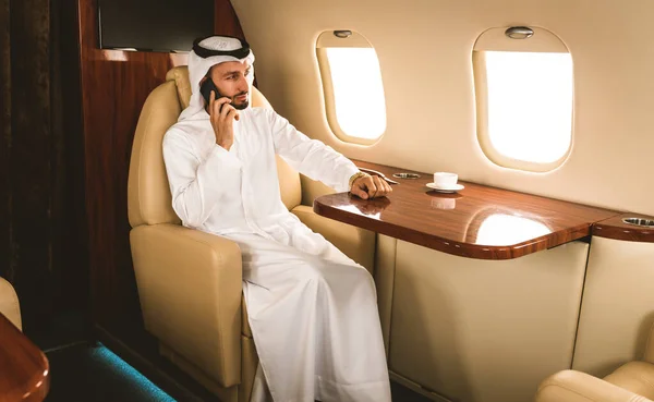 Arabic Man Wearing Kandora Emirates Style Flying Exclusive Private Jet — Stock Photo, Image