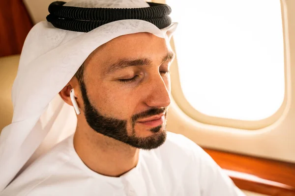 Homem Árabe Vestindo Kandora Estilo Emirados Voando Jato Privado Exclusivo — Fotografia de Stock