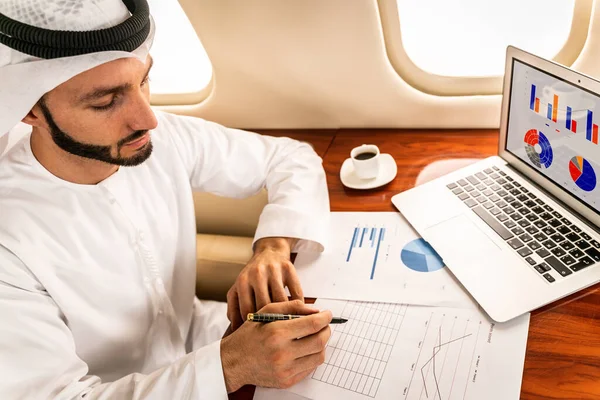 Arabische Man Draagt Kandora Emiraat Stijl Vliegen Exclusieve Prive Jet — Stockfoto