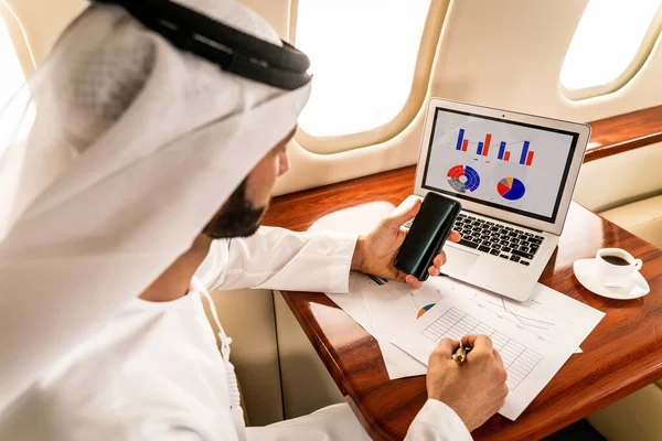 Arabische Man Draagt Kandora Emiraat Stijl Vliegen Exclusieve Prive Jet — Stockfoto