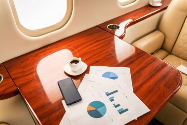 Zarif takım elbiseli yakışıklı bir işadamı özel jetle uçuyor başarılı bir girişimci özel iş sınıfında uçakta oturuyor iş ve traktörlük konseptleri
