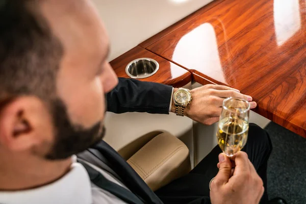 Hombre Negocios Guapo Con Traje Elegante Volando Jet Privado Exclusivo — Foto de Stock