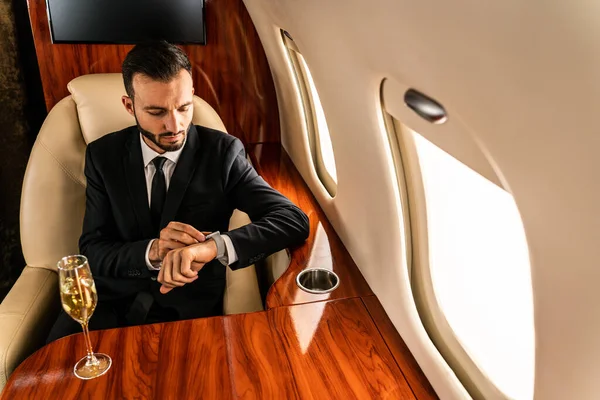Beau Homme Affaires Vêtu Une Combinaison Élégante Volant Jet Privé — Photo