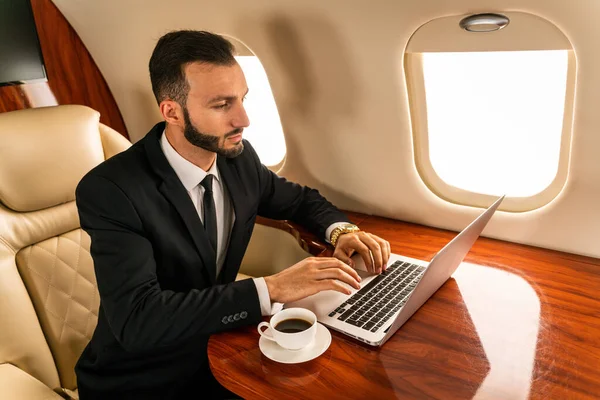 Snygg Affärsman Elegant Kostym Flyger Exklusiv Privat Jet Framgångsrik Entreprenör — Stockfoto