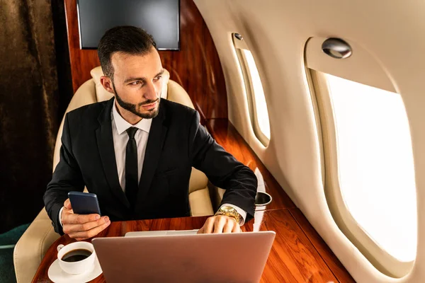 Hombre Negocios Guapo Con Traje Elegante Volando Jet Privado Exclusivo — Foto de Stock