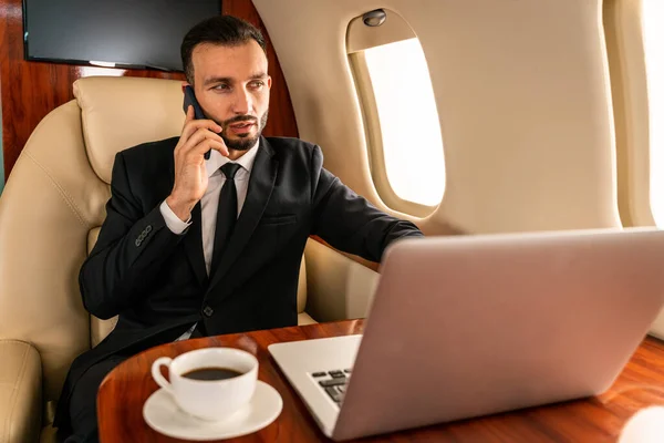 Hombre Negocios Guapo Con Traje Elegante Volando Jet Privado Exclusivo — Foto de Stock