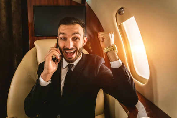 Hombre Negocios Guapo Con Traje Elegante Volando Jet Privado Exclusivo —  Fotos de Stock