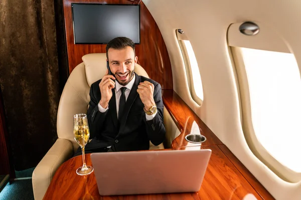 Hombre Negocios Guapo Con Traje Elegante Volando Jet Privado Exclusivo — Foto de Stock