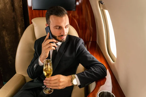 Bonito Empresário Vestindo Terno Elegante Voando Jato Privado Exclusivo Empresário — Fotografia de Stock