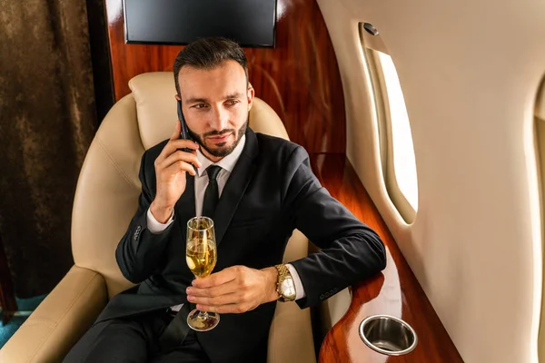 Hombre Negocios Guapo Con Traje Elegante Volando Jet Privado Exclusivo — Foto de Stock