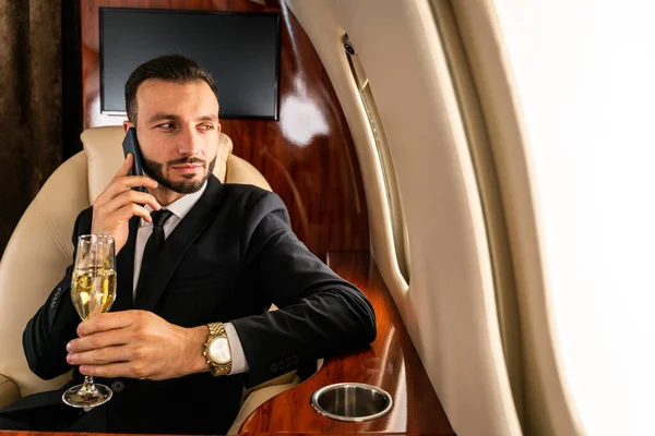 Hombre Negocios Guapo Con Traje Elegante Volando Jet Privado Exclusivo — Foto de Stock