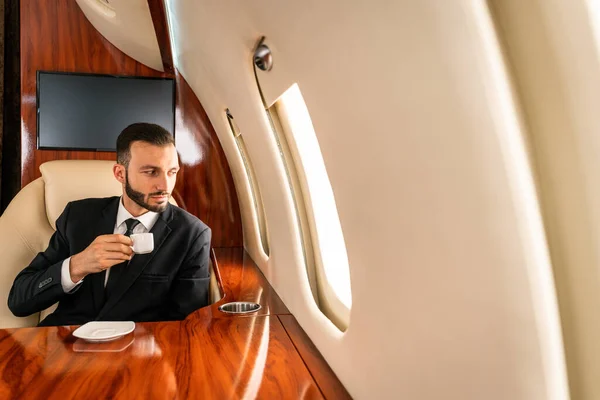 Hombre Negocios Guapo Con Traje Elegante Volando Jet Privado Exclusivo — Foto de Stock