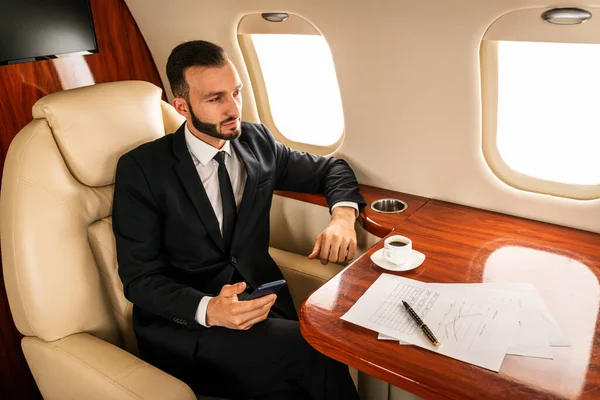 Beau Homme Affaires Vêtu Une Combinaison Élégante Volant Jet Privé — Photo