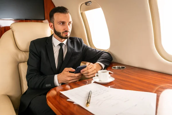 Bonito Empresário Vestindo Terno Elegante Voando Jato Privado Exclusivo Empresário — Fotografia de Stock