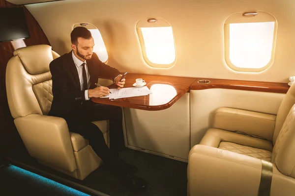 Hombre Negocios Guapo Con Traje Elegante Volando Jet Privado Exclusivo — Foto de Stock