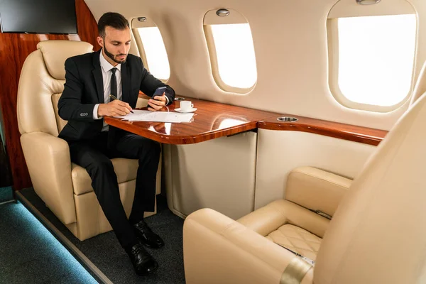 Beau Homme Affaires Vêtu Une Combinaison Élégante Volant Jet Privé — Photo