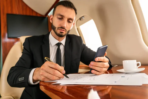 Hombre Negocios Guapo Con Traje Elegante Volando Jet Privado Exclusivo — Foto de Stock