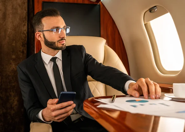 Snygg Affärsman Elegant Kostym Flyger Exklusiv Privat Jet Framgångsrik Entreprenör — Stockfoto