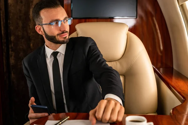 Schöner Geschäftsmann Eleganten Anzug Exklusiven Privatjet Erfolgreicher Unternehmer Sitzt Exklusiver — Stockfoto