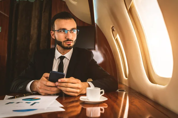 Schöner Geschäftsmann Eleganten Anzug Exklusiven Privatjet Erfolgreicher Unternehmer Sitzt Exklusiver — Stockfoto