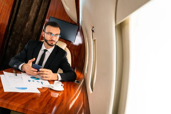 Hombre Negocios Guapo Con Traje Elegante Volando Jet Privado Exclusivo — Foto de Stock