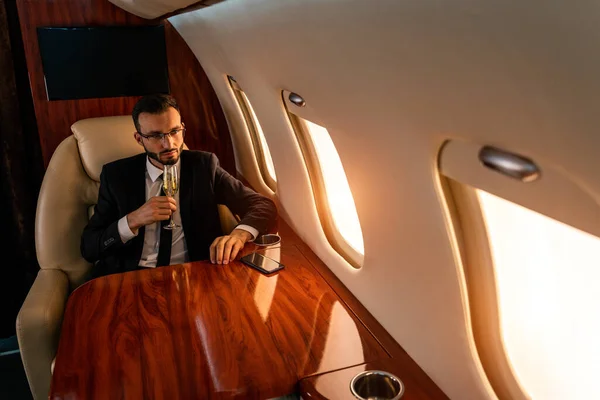 Красивый Бизнесмен Элегантном Костюме Летящий Эксклюзивном Частном Самолете Успешный Предприниматель — стоковое фото