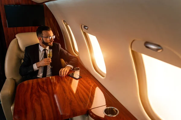 Hombre Negocios Guapo Con Traje Elegante Volando Jet Privado Exclusivo — Foto de Stock